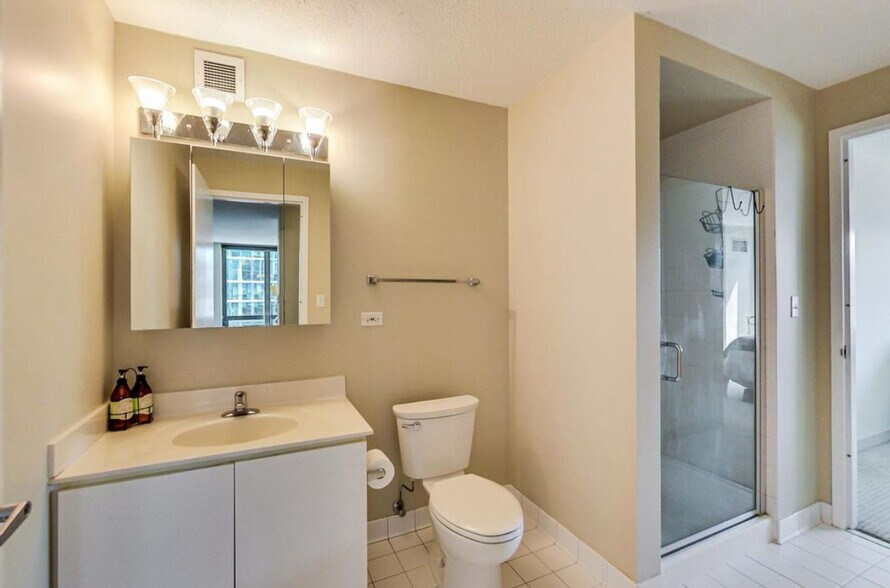 Secondary bathroom - 2 E Erie St