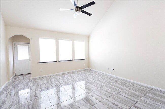 Building Photo - 6442 Wilshire Lakes