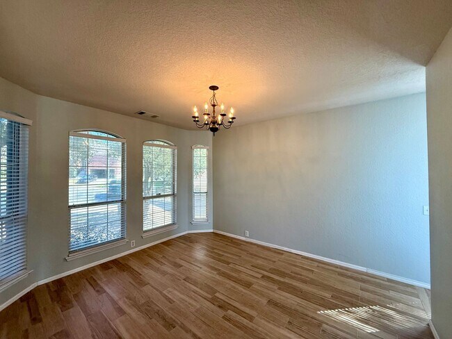 Building Photo - 5 bedroom, 3 bathroom home off TPC Parkway!
