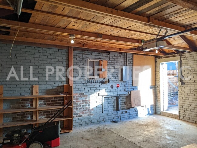 Building Photo - 557 S Race St