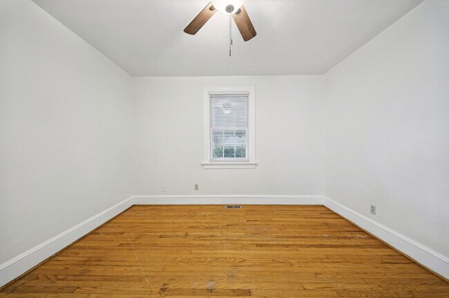 Building Photo - Updated 2-bedroom 1 bath with fenced in yard-PETS allowed-Norfolk