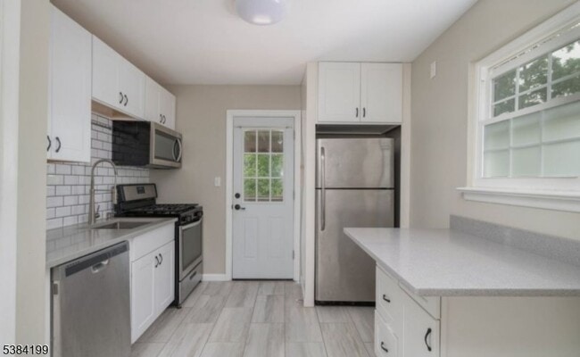 Building Photo - 83 Chestnut St