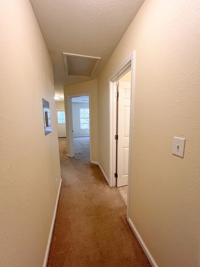 Building Photo - 528 Luxury Dr