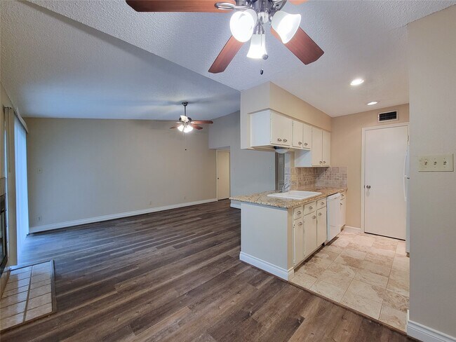 Building Photo - 700 Thicket Ln
