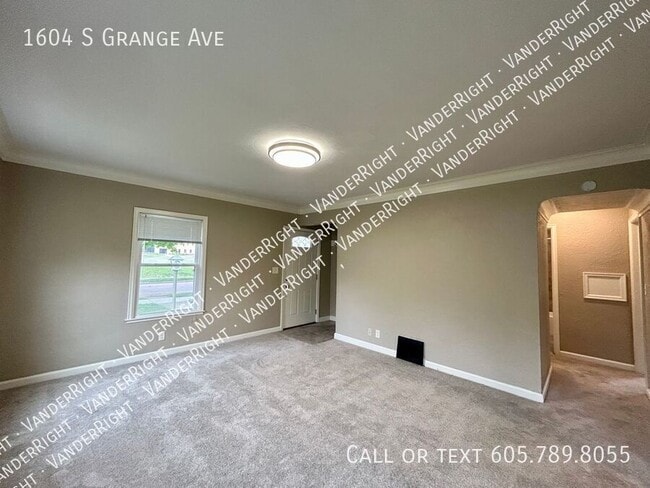 Building Photo - 1604 S Grange Ave