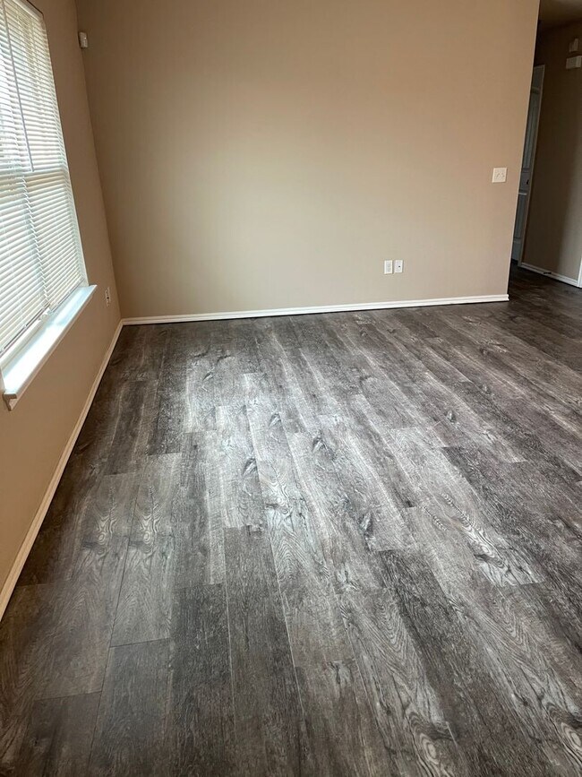 Building Photo - Three Bedroom Home Available for Lease in ...