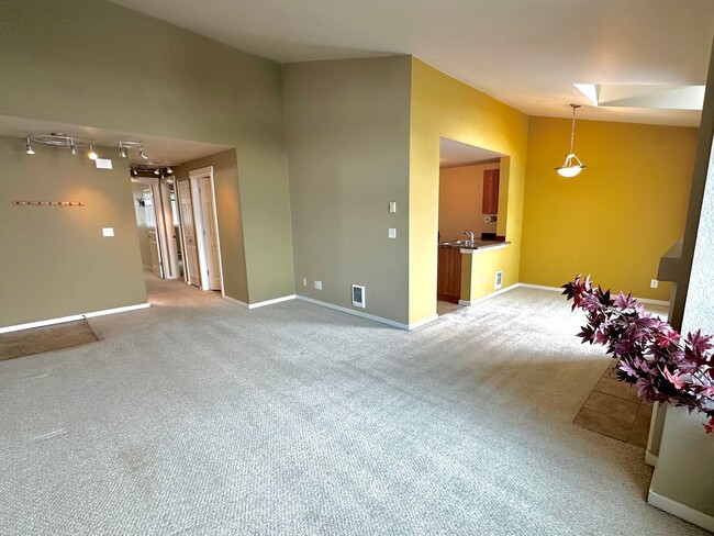 Building Photo - Bellevue Condo: 2BR/2BA Condo with Olympic...