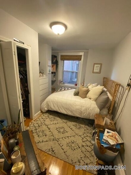 Building Photo - 28 Fleet St