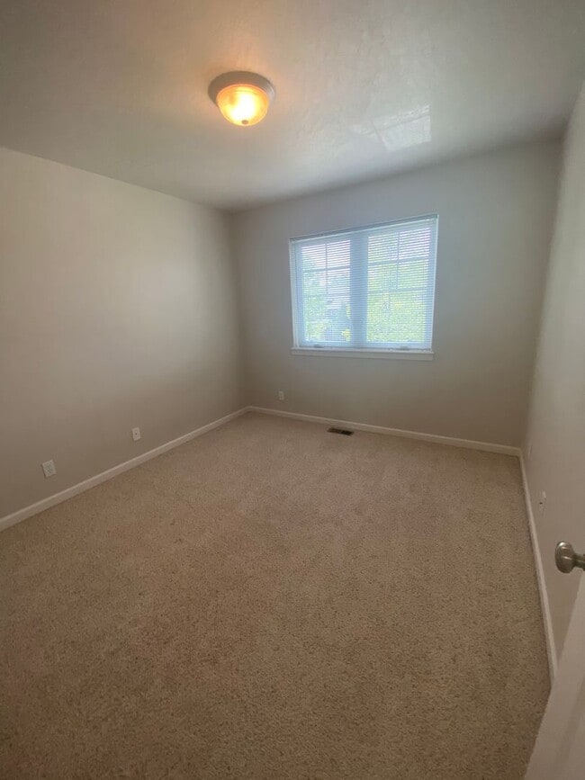 Building Photo - LARGE SINGLE FAMILY HOME ON CORNWALL (RPM#220)