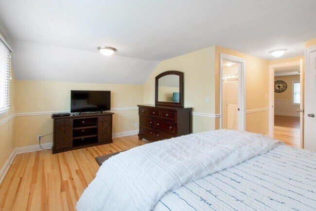 Building Photo - 1300 Dodge St