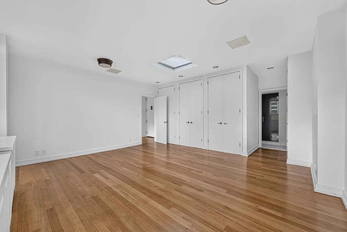 Building Photo - 245 E 44th St