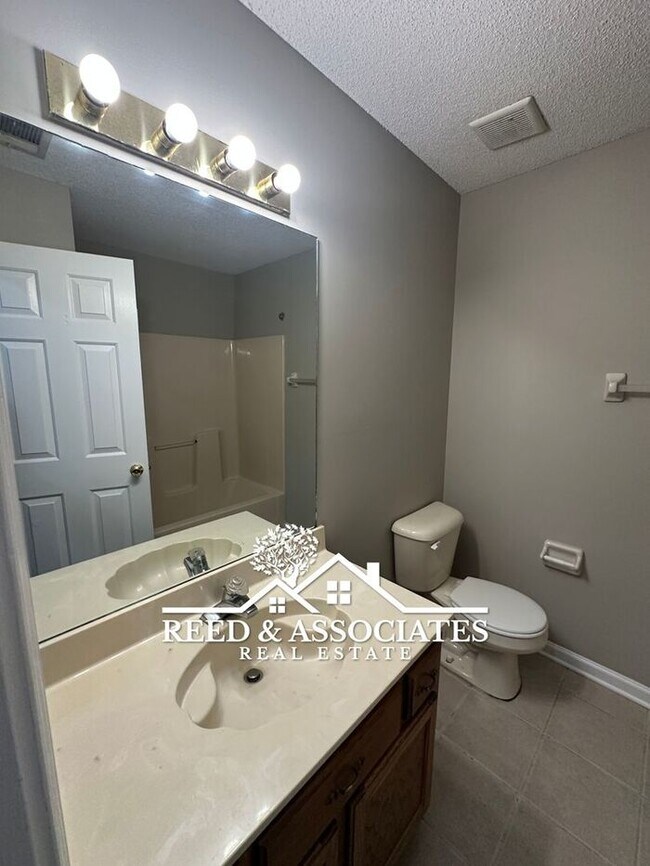 Building Photo - Charming Home Located on Large Corner Lot!