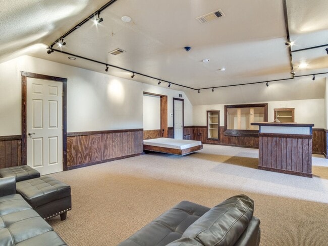 Building Photo - Incredible 4-bedroom, 3-bath Home with sparkling Pool on a gorgeous lot in highly sought-after Al...