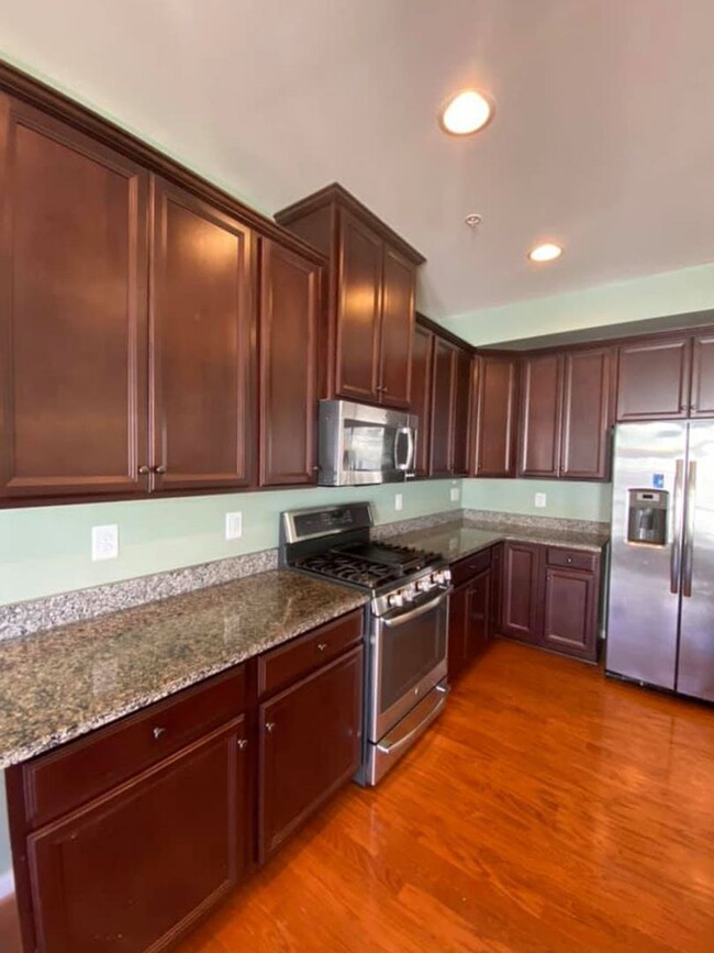 Building Photo - Gorgeous 2-Level 3 Bed 2.5 Bath Condo-Styl...