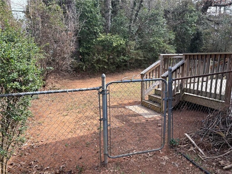 Building Photo - 1105 Country Club Pl