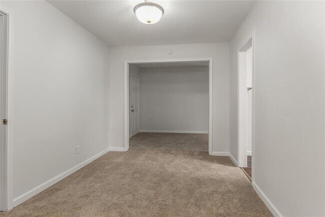 Building Photo - 302 Shoreacres Blvd