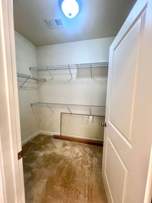 Building Photo - RENT SPECIAL! Beautiful 2 Bedroom 2 Bathro...