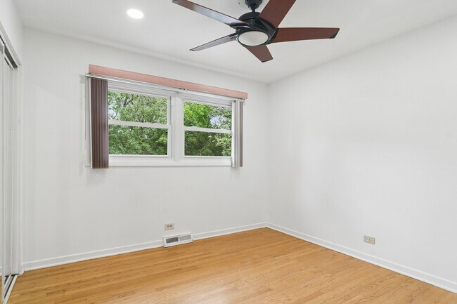 Building Photo - 710 E Valley Ln