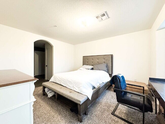 Building Photo - "Spacious 4-Bed, 3-Bath Condo in Desert Sky!"