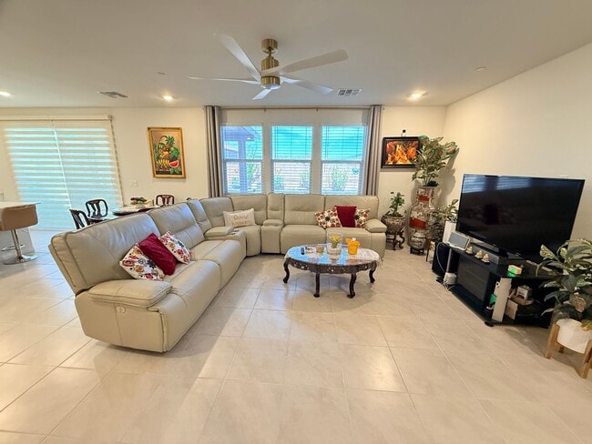 Building Photo - Gated NW community 5Bed