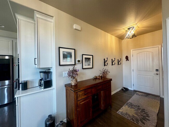 Building Photo - Stunning 5 Bedroom Home in Cordera with access to Community center with pool