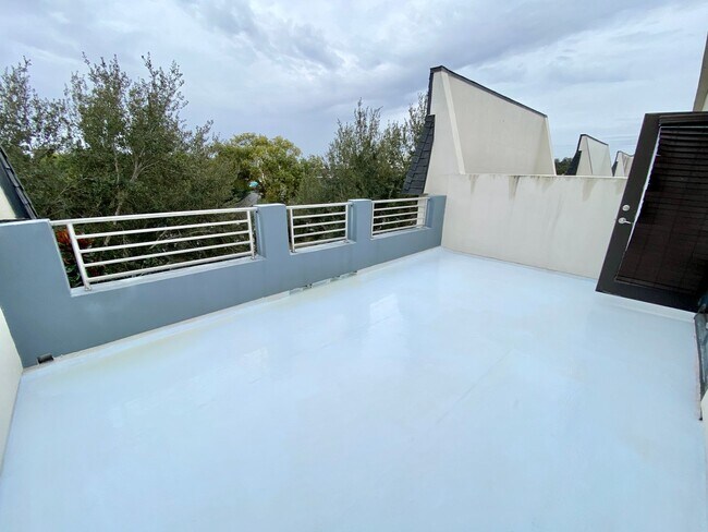 Building Photo - LUXURY TOWNHOME IN SODO 3/2.5 PLUS OFFICE AND BONUS ROOM  - DOWNTOWN ORLANDO
