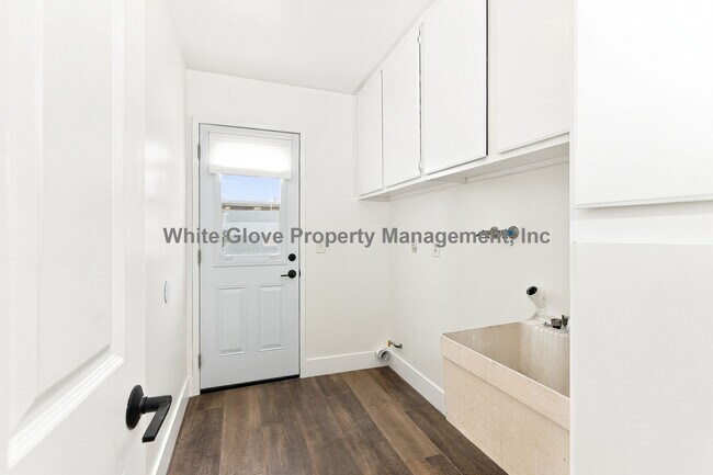 Building Photo - 265 S Via Montanera