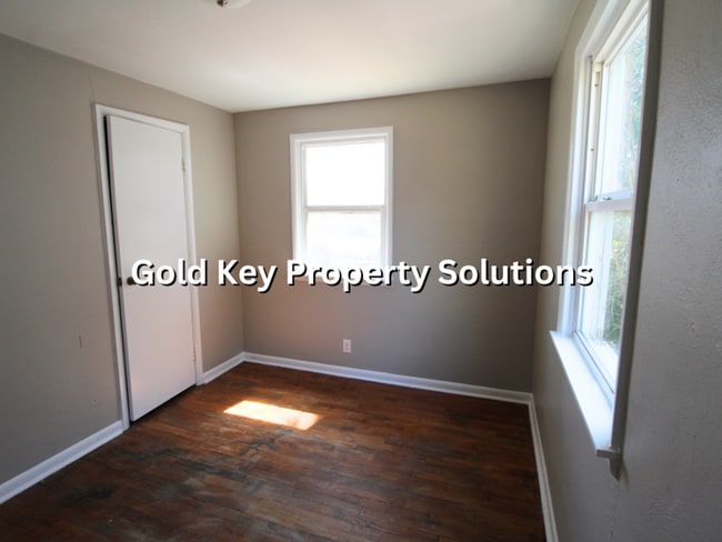 Building Photo - Eastside 3 BR 1 BA House with Garage and Central Air (SECTION 8 APPROVED)