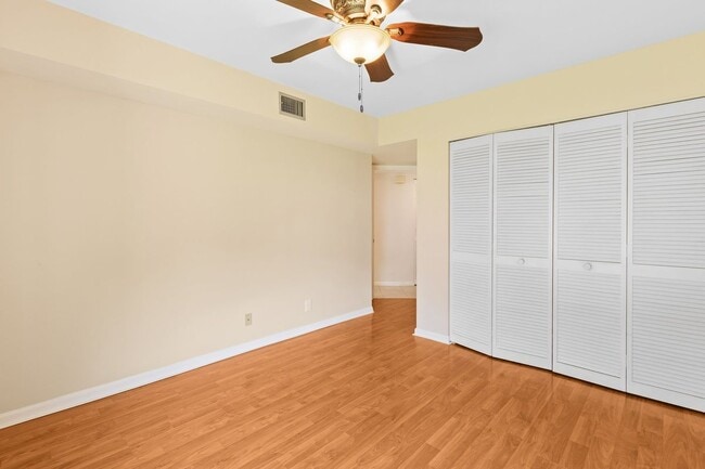 Building Photo - 5040 Rose Hill Dr