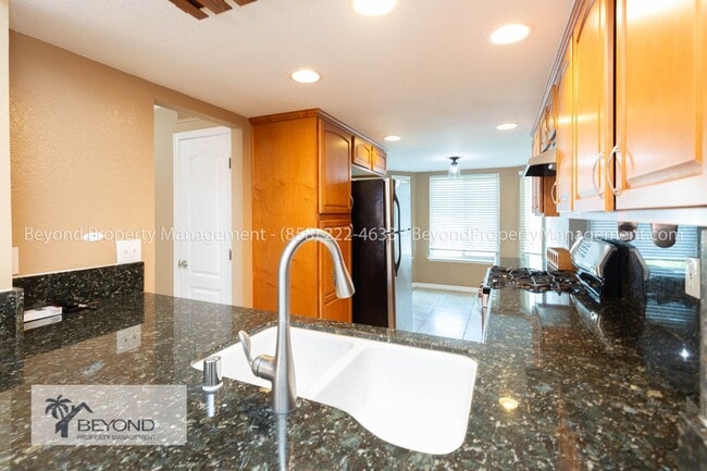 Building Photo - ***PET FRIENDLY*** 2 BED WITH DUAL PRIMARY...