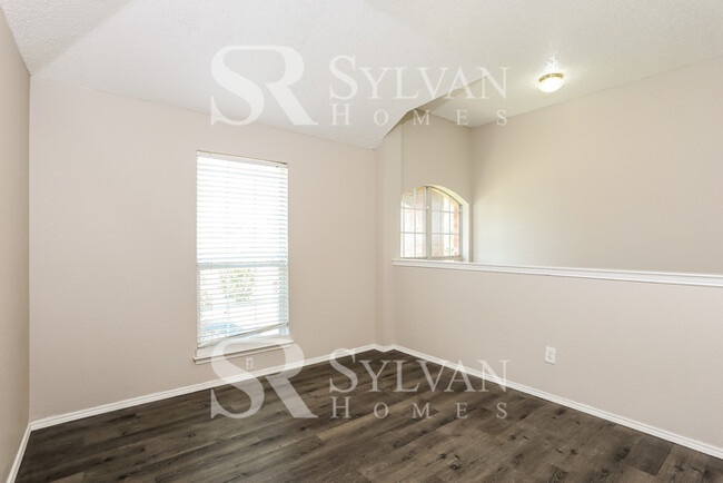 Building Photo - Make this spacious 4 Bd 2 Bath Yours Today