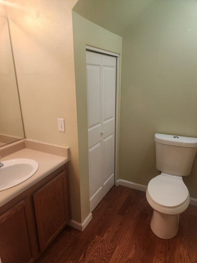 Building Photo - Beautiful well maintained two story, two bedroom townhouse with private backyard.