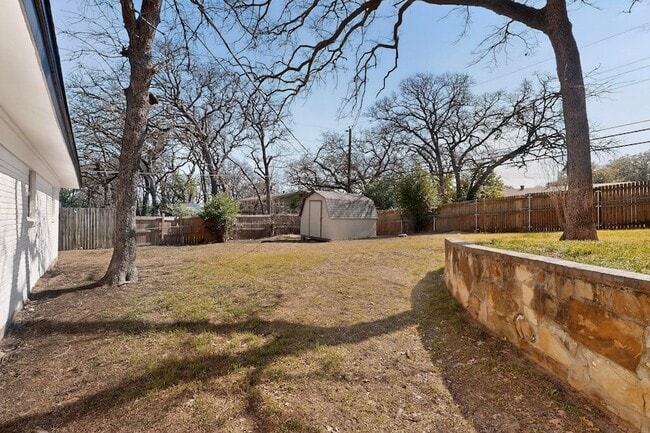 Building Photo - 1900 Mimosa Dr