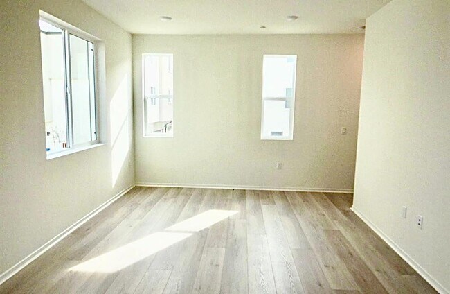 Building Photo - 5257 Beachfront Cove
