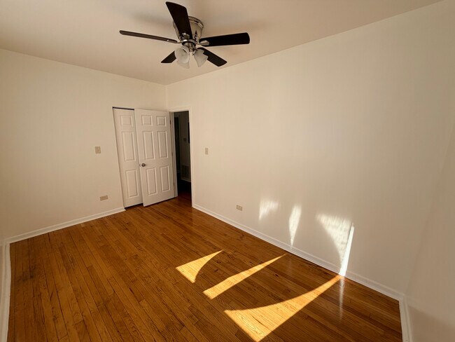 Building Photo - 1322 W 57th St