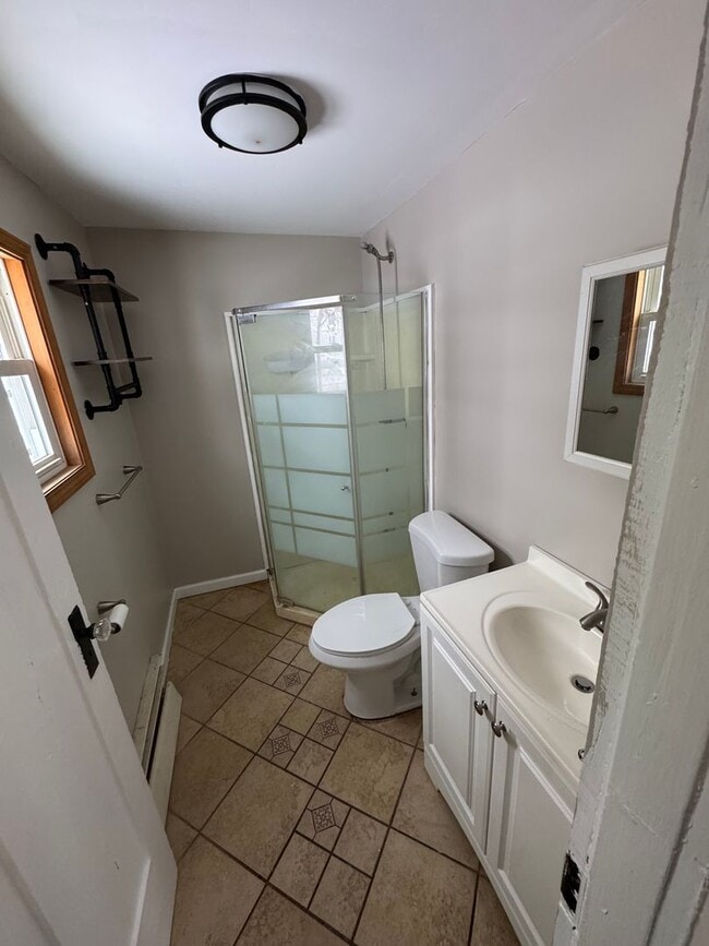 Building Photo - 5 bedroom house