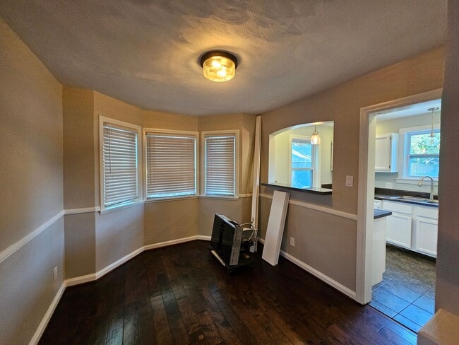 Building Photo - MEADOWBROOK
