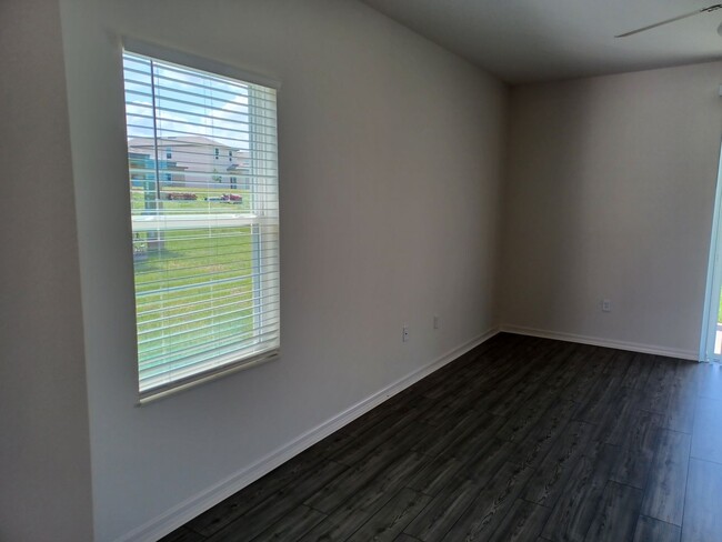 Building Photo - *** 2 WEEKS FREE RENT ***  5 bedroom 3.5 b...