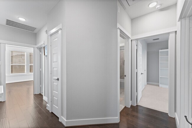 Building Photo - 817 Kamano Ave