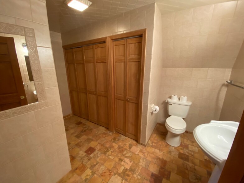 Building Photo - 494 Main St