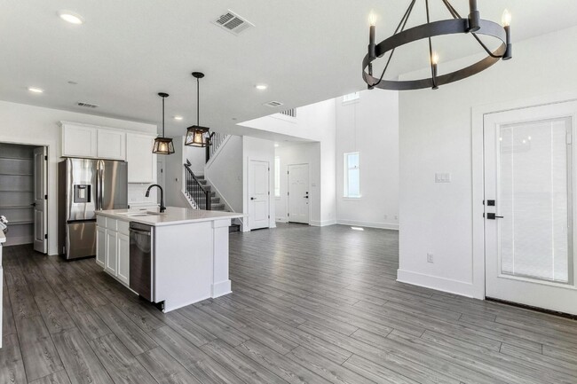 Building Photo - Beautiful 3 Bedroom Townhome