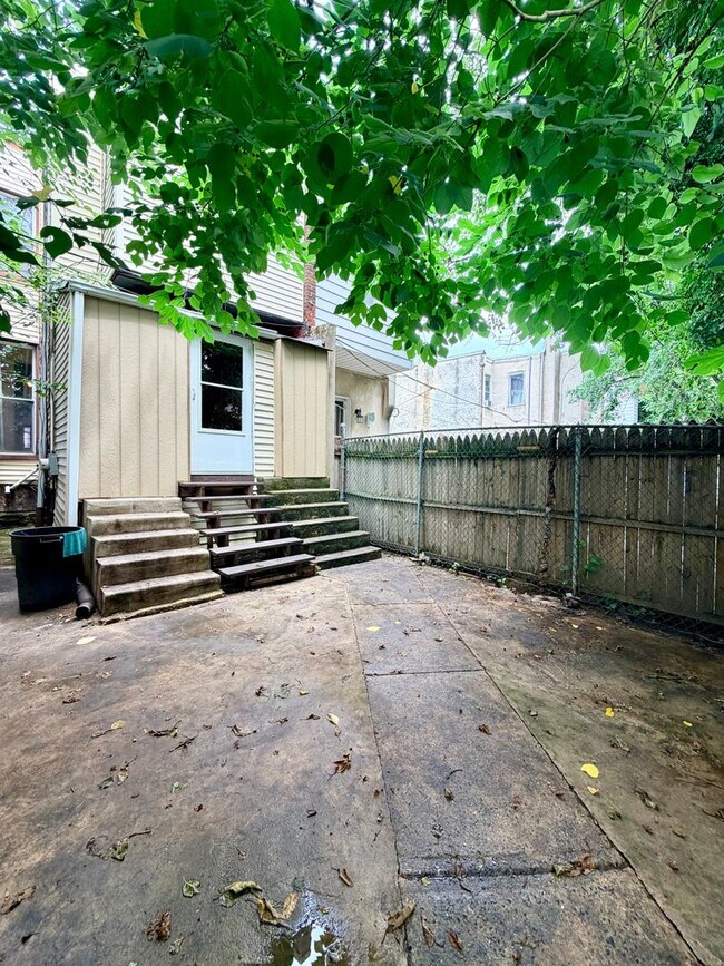Building Photo - Available Now - Pet-Friendly 3-Bedroom Home in West Parkside