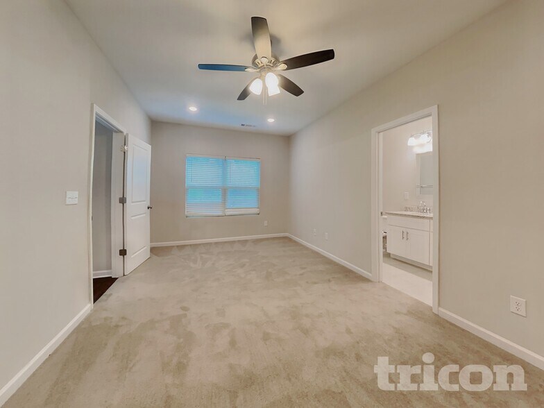 Building Photo - 1576 Queen Elizabeth Dr