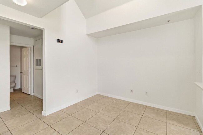 Building Photo - 9157 Lee Vista Blvd