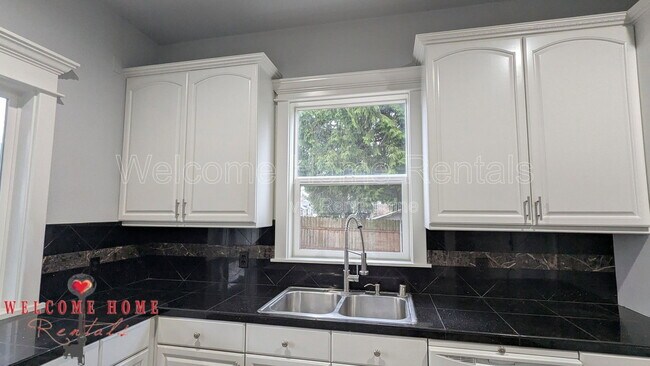 Building Photo - 4520 S Thompson Ave