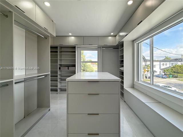 Building Photo - 927 SW 18th Ave