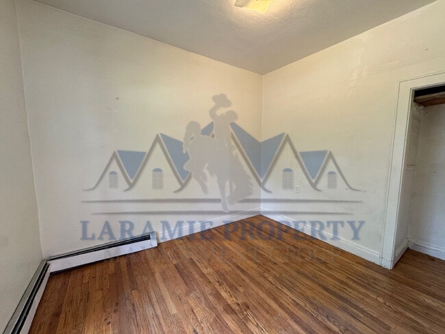 Building Photo - 3 Bedroom 1 Bathroom Apartment