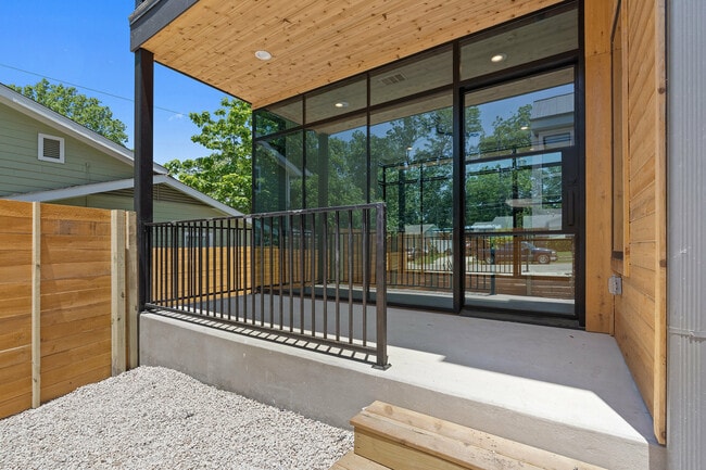 Building Photo - 909 Payne Ave