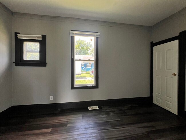 Building Photo - 2 Bedroom House