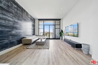 Building Photo - 3223 W 6th St